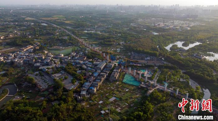 航拍正在建設(shè)中的成都至自貢高速鐵路成都段?！⒅铱?攝