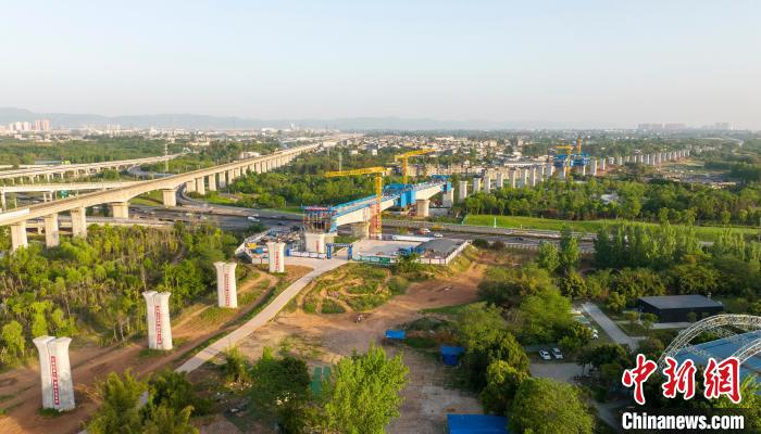 航拍正在建設(shè)的成都至自貢高速鐵路跨成都繞城高速公路連續(xù)梁施工現(xiàn)場?！⒅铱?攝