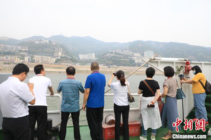 重慶市政協(xié)“同心聚力巴渝行”主題采訪團(tuán)15日走進(jìn)奉節(jié)，了解當(dāng)?shù)卣f(xié)委員護(hù)江成效?！×簹J卿 攝