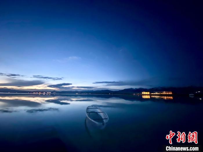 圖為茶卡天空壹號(hào)景區(qū)?！±罱瓕?攝