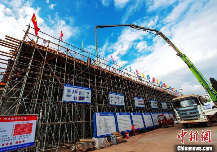 圖為渝昆高鐵云南段境內(nèi)首座大橋連續(xù)梁混凝土澆筑施工現(xiàn)場?！『螀矽i 攝
