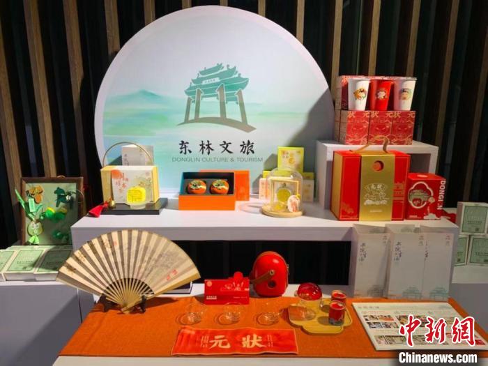 發(fā)展論壇現(xiàn)場展出的無錫城市文創(chuàng)作品?！O權(quán) 攝