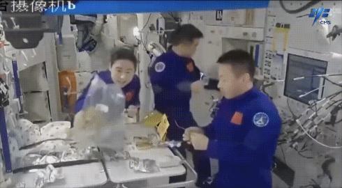 神舟十四號航天員在軌品嘗美食。圖片來源：中國載人航天工程辦公室官方微信