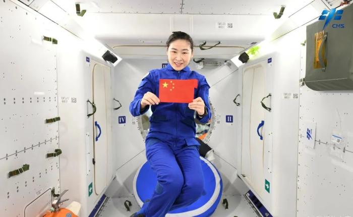航天員劉洋背后是問天實驗艙睡眠區(qū)。圖片來源：中國載人航天工程辦公室官方微信