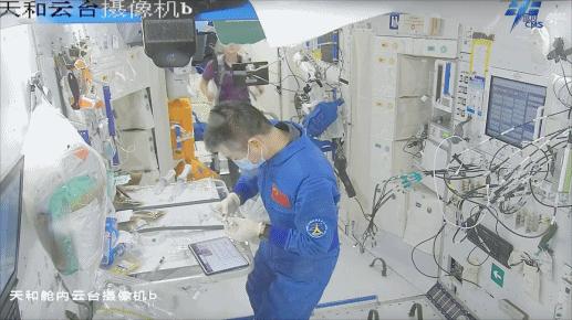 開展水樣微生物檢測。圖片來源：中國載人航天工程辦公室官方微信