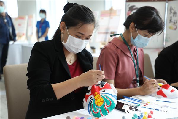 展覽會現(xiàn)場，泰國民眾體驗畫臉譜。人民網(wǎng)記者 趙益普攝
