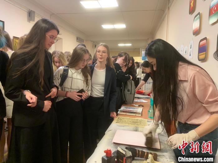 4月21日，莫斯科國立語言大學(xué)孔子學(xué)院附屬中學(xué)舉辦“國際中文日”活動，學(xué)生們體驗雕版印刷?！∧箍茋⒄Z言大學(xué)孔子學(xué)院 供圖