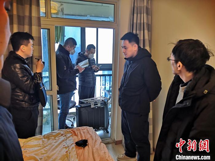 丹東市公安局民警抓捕犯罪嫌疑人，在其家中進(jìn)行搜查?！〉|市公安局供圖