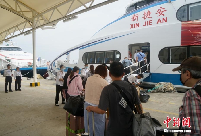 圖為乘客登船準(zhǔn)備從廈門啟航前往金門。福建海事 供圖