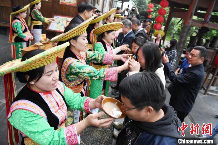 楓香瑤寨村民用攔門(mén)酒熱情迎接客人?！钊A峰 攝