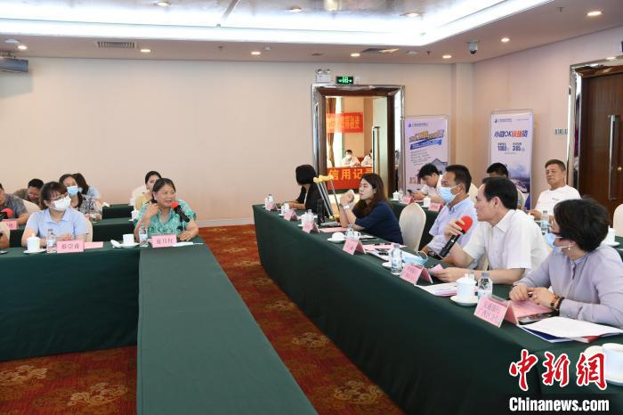 圖為中國銀行廣西分行代表在回應桂林歸義生態(tài)農(nóng)業(yè)有限公司總經(jīng)理夏月紅的貸款需求?！∈Y雪林 攝