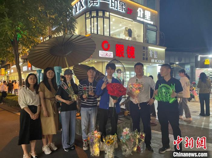 在東陽橫店，宣講團(tuán)導(dǎo)師、成員與橫店演員(右三)合影?！?東陽市融媒體中心 供圖