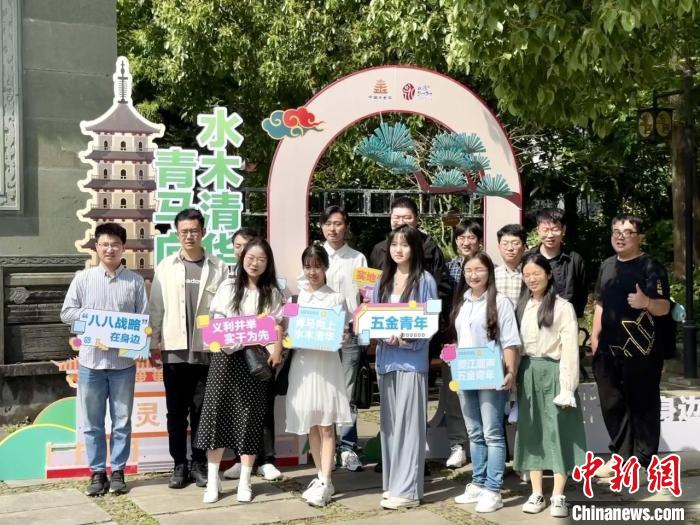 宣講團(tuán)成員在永康市合影。　呂鈺寧 攝