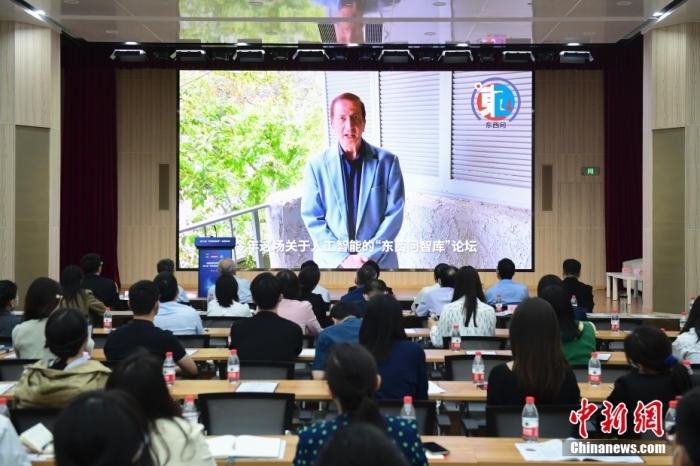 5月30日，<a target='_blank' href='/'>中新社</a>第二屆“東西問智庫”主題論壇在北京舉行，多位中外專家圍繞“AI革命與文明進化”展開討論。圖為美國加州理工學(xué)院電氣工程和計算機科學(xué)教授、人工智能專家亞瑟·阿布-穆斯塔法通過視頻在論壇上作主旨演講。<a target='_blank' href='/'>中新社</a>記者 田雨昊 攝