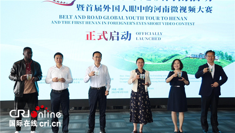 與會嘉賓共同舉杯啟動活動。賈親親 攝
