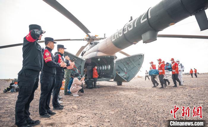 圖為阿拉善邊境管理支隊(duì)民警目送航天員登機(jī)離開(kāi)?！缇?攝