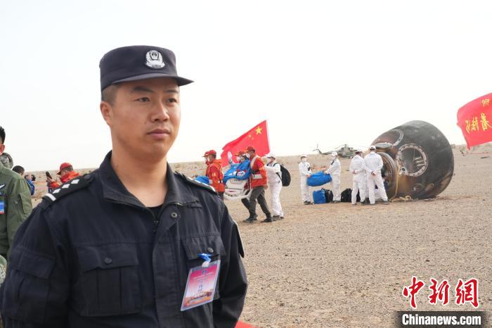 圖為阿拉善邊境管理支隊(duì)民警在著陸場(chǎng)開(kāi)展安保工作?！埥?攝