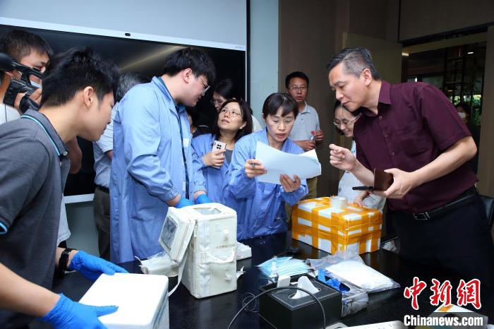 科研人員清點(diǎn)、查看隨神舟十五號(hào)返回地面的空間科學(xué)實(shí)驗(yàn)樣品?！≈锌圃嚎臻g應(yīng)用中心 供圖