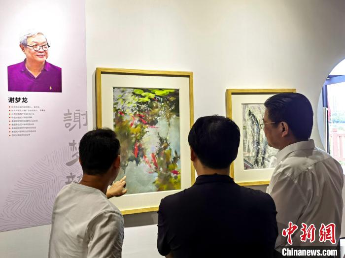 “求同存藝——海峽兩岸藝術(shù)家畫展”展出百余幅兩岸藝術(shù)家畫作?！「毒窜?攝