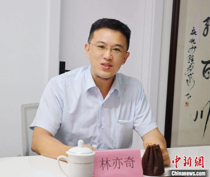 臺灣創(chuàng)新聯(lián)合建筑協(xié)會理事長林亦奇講述設(shè)立驛站愿景?！窃式?攝