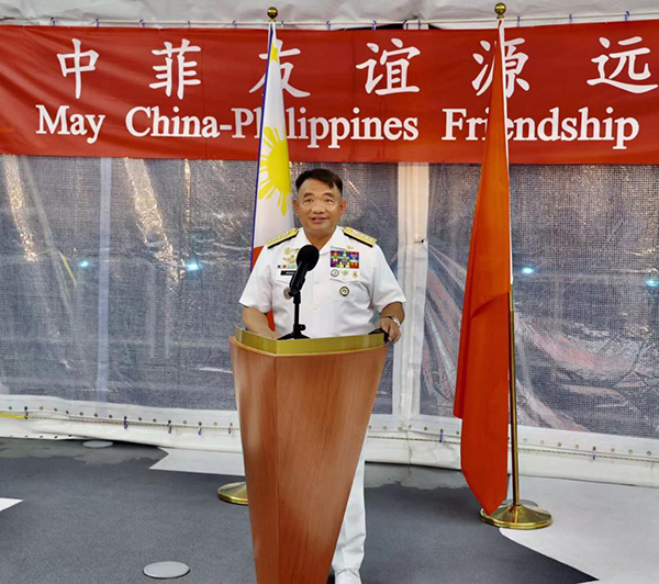 菲海軍司令阿達奇代表菲馬科斯總統(tǒng)歡迎“戚繼光”艦到訪。中國駐菲律賓大使館供圖