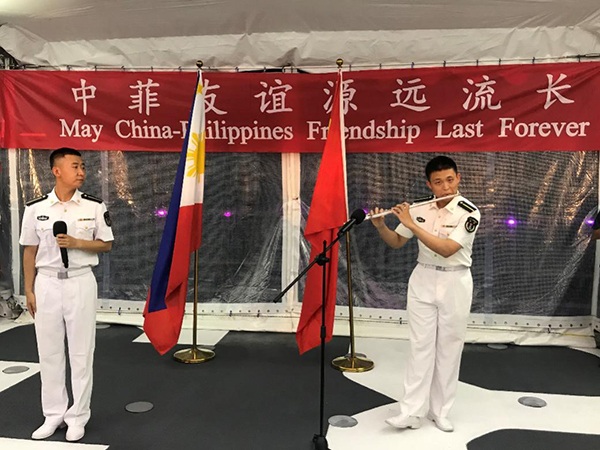 艦上官兵表演歌舞、民樂、武術等節(jié)目。中國駐菲律賓大使館供圖
