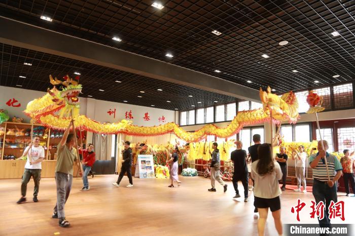 臺胞臺屬體驗(yàn)舞龍?！≈芪的裙﹫D