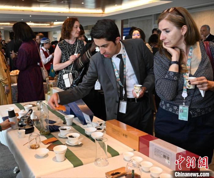 現(xiàn)場(chǎng)觀眾觀看中國展臺(tái)茶藝表演、了解茶文化?！【笜?攝