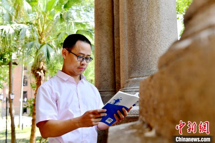 圖為福建師范大學(xué)教育學(xué)院臺灣教師陳昭志正在看書。　呂明 攝
