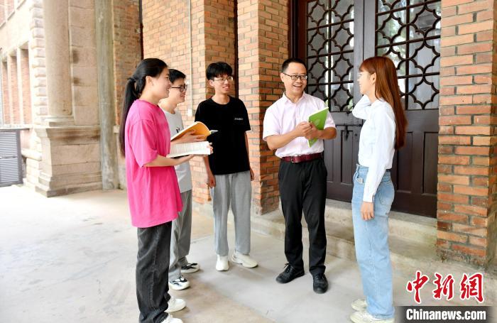 7月4日，臺灣教師陳昭志正在和學(xué)生交流。　呂明 攝