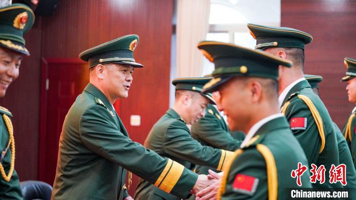 首長(zhǎng)為晉銜官兵頒發(fā)任命狀?！堨狭?攝