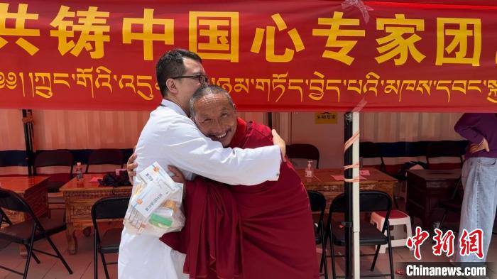 西藏自治區(qū)昌都市左貢縣田妥鎮(zhèn)義診點，一位僧人對北京京煤集團總醫(yī)院呼吸科主任醫(yī)師陳亮表示感謝。　曹旭帆 攝