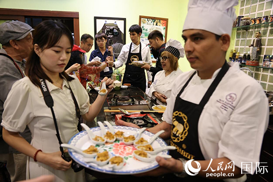 7月19日，參加美食活動(dòng)的多國(guó)代表品嘗泰式傳統(tǒng)美食。人民網(wǎng)記者 張矜若攝