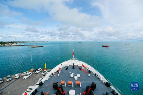 7月22日，中國海軍“和平方舟”號醫(yī)院船駛離基里巴斯首都塔拉瓦。當(dāng)?shù)貢r間22日上午10時，執(zhí)行“和諧使命-2023”任務(wù)的中國海軍“和平方舟”號醫(yī)院船圓滿結(jié)束對基里巴斯的首次訪問，駛離基里巴斯首都塔拉瓦，前往本次任務(wù)的第二站湯加努庫阿洛法港。新華社發(fā)（黎宇 攝）
