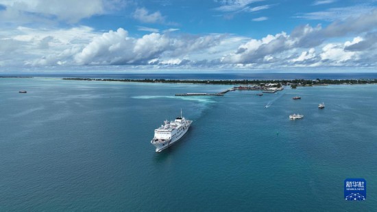 7月22日，中國海軍“和平方舟”號醫(yī)院船結(jié)束基里巴斯訪問，駛離塔拉瓦港。新華社發(fā)（桂江波 攝）