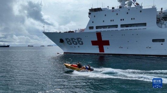7月22日，中國海軍“和平方舟”號醫(yī)院船駛離塔拉瓦港途中，基里巴斯當(dāng)?shù)孛癖婑{船揮手告別。新華社發(fā)（桂江波 攝）