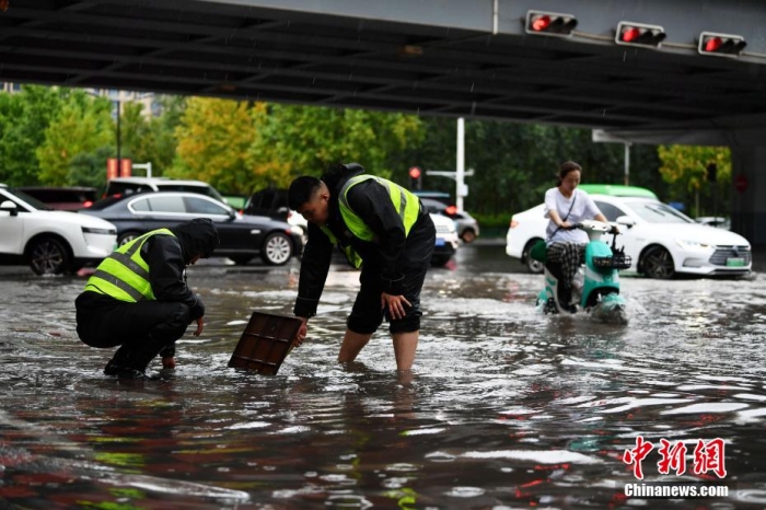 7月30日，河北省持續(xù)發(fā)布暴雨紅色預(yù)警信號(hào)。受今年第5號(hào)臺(tái)風(fēng)“杜蘇芮”殘余環(huán)流影響，7月28日以來(lái)，地處華北地區(qū)的河北省大部出現(xiàn)降雨。30日17時(shí)，該省氣象臺(tái)發(fā)布當(dāng)日第三次暴雨紅色預(yù)警信號(hào)。石家莊市城區(qū)不少區(qū)域積水嚴(yán)重，城管、環(huán)衛(wèi)、園林、市政等部門(mén)緊急出動(dòng)，聯(lián)合疏堵保暢，筑牢防汛安全屏障。圖為石家莊裕華區(qū)城管局防汛隊(duì)員對(duì)沿街收水井進(jìn)行雜物清理，以保證排水暢通。翟羽佳 攝