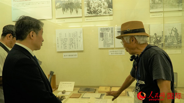 毒氣島歷史研究所事務局長山內正之在毒氣資料館為大家介紹日軍發(fā)動毒氣戰(zhàn)的罪證。人民網 蔣曉辰攝