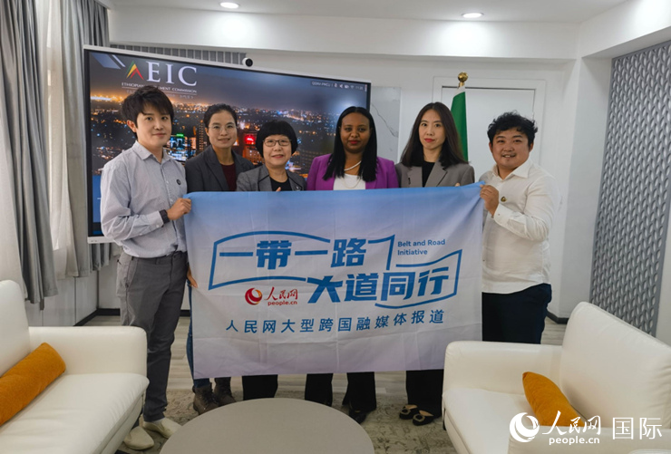 萊利斯（右三）、埃塞投資委中國(guó)投資顧問(wèn)萬(wàn)巧云（左二）與人民網(wǎng)記者合影。