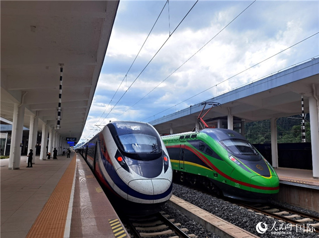 “復興號”和“瀾滄號”國際旅客列車停靠在老撾磨丁站。人民網 杜明明攝