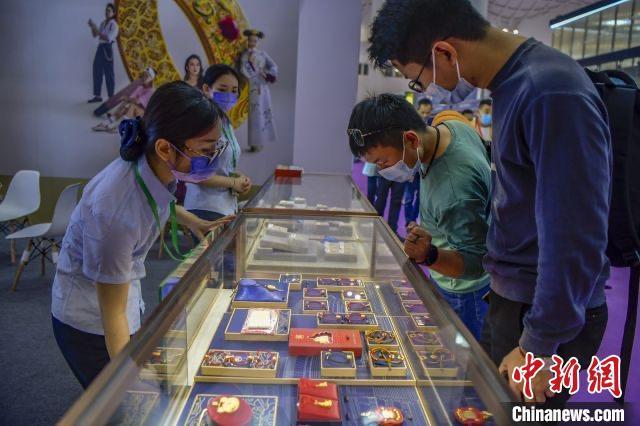資料圖：民眾選購(gòu)金飾品。駱云飛 攝