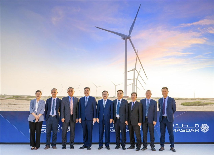 中方建設者在風電場合影。中國電建供圖