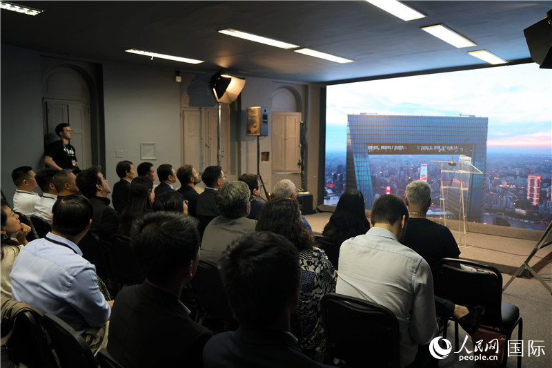與會嘉賓在現(xiàn)場觀看“中國影視作品展播季”活動宣傳片。人民網(wǎng)記者 時元皓攝