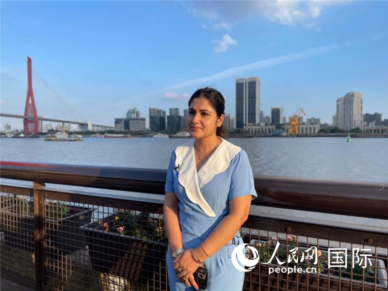 孟加拉國(guó)Channel24電視頻道主持人伊斯拉特·阿敏在上海市楊浦濱江接受采訪。 人民網(wǎng)記者 張榮攝