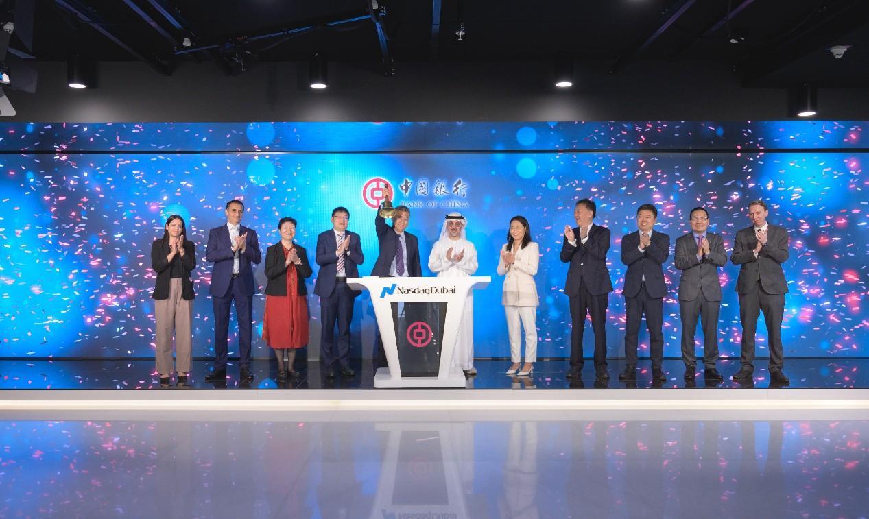 圖為中外嘉賓出席搖鈴儀式。迪拜納斯達(dá)克供圖
