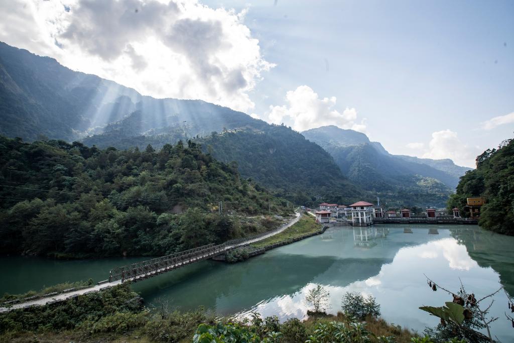 這是2022年11月8日拍攝的尼泊爾上馬相迪A水電站大壩。上馬相迪A水電站位于尼泊爾西部勒姆宗縣，2013年1月開工建設(shè)，2017年1月1日投入商業(yè)運(yùn)營。該水電站投入運(yùn)營以來，極大緩解了尼泊爾電力緊缺局面。新華社發(fā)（哈里·馬哈爾詹 攝）