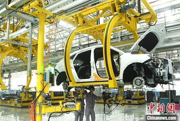 資料圖：汽車(chē)生產(chǎn)車(chē)間內(nèi)的工作人員正在組裝車(chē)輛。 <a target='_blank' href='/'><p  align=