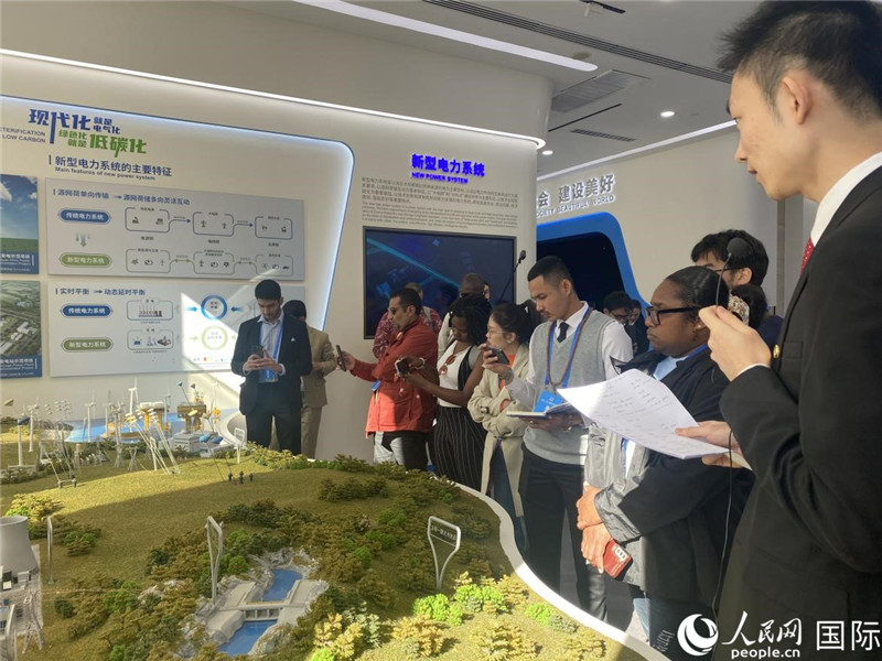 2023“一帶一路”媒體合作論壇聯(lián)合采訪(fǎng)團(tuán)參訪(fǎng)中國(guó)能建。人民網(wǎng)記者 于洋攝