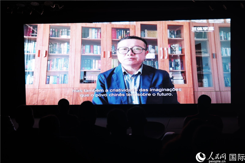 長篇小說《三體》作者劉慈欣通過視頻致辭。 人民網(wǎng)記者 時元皓攝