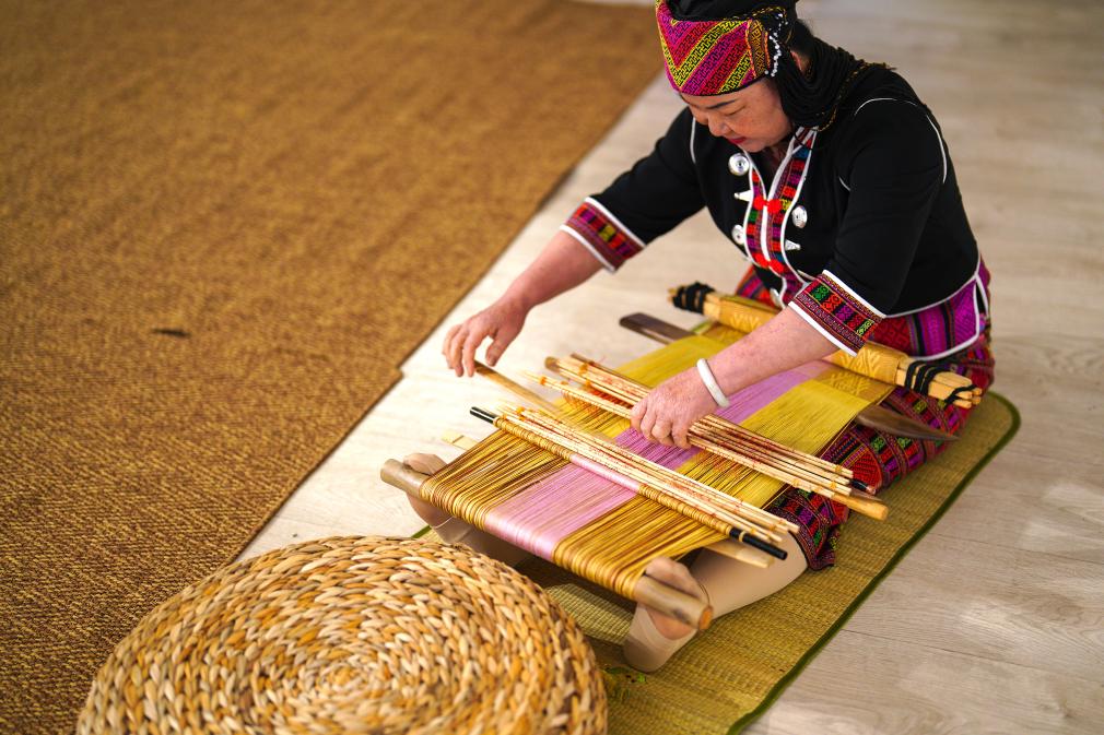 4月17日，黎族傳統(tǒng)紡染織繡技藝國家級代表性傳承人劉香蘭在2023年意大利米蘭設(shè)計周上展示黎錦織造技藝。新華社發(fā)